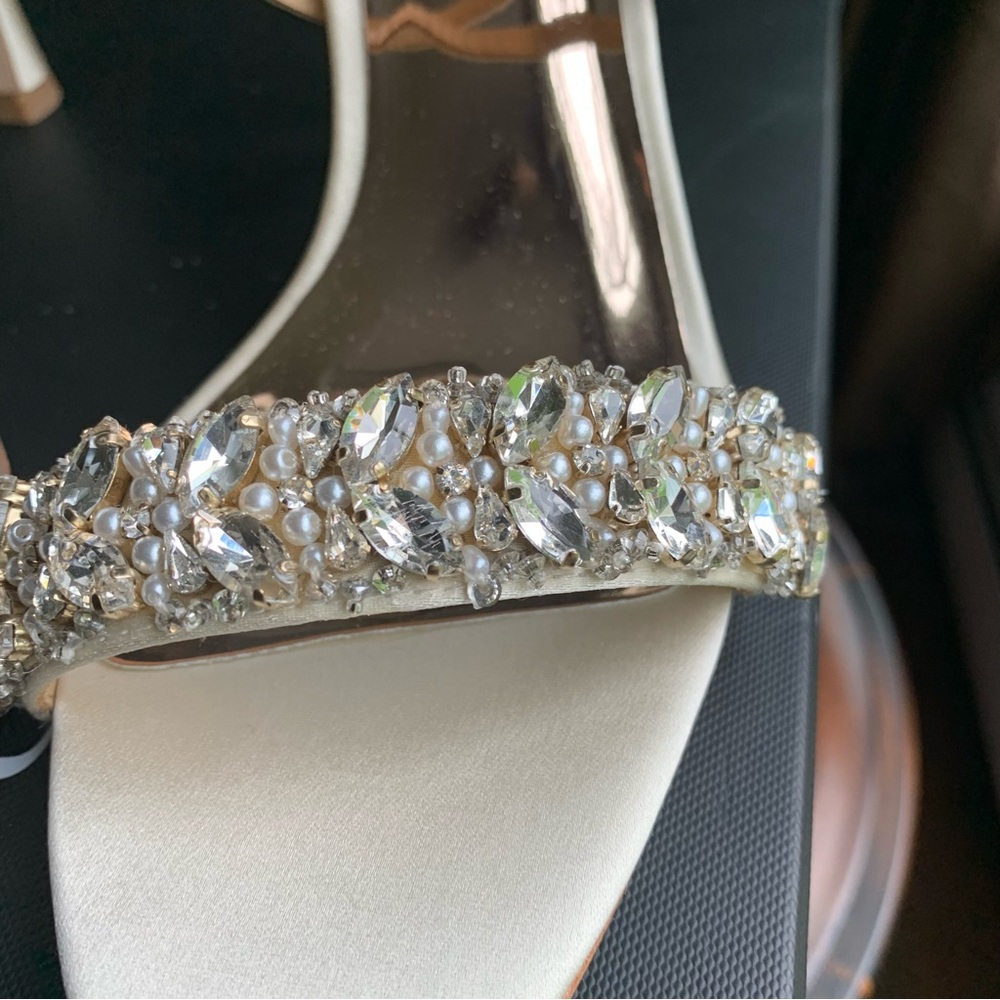 NIB New Badgley Mischka Ivory White Satin Jeweled Wedding Heels Sandals Sz 5.5 - Picture 5 of 6